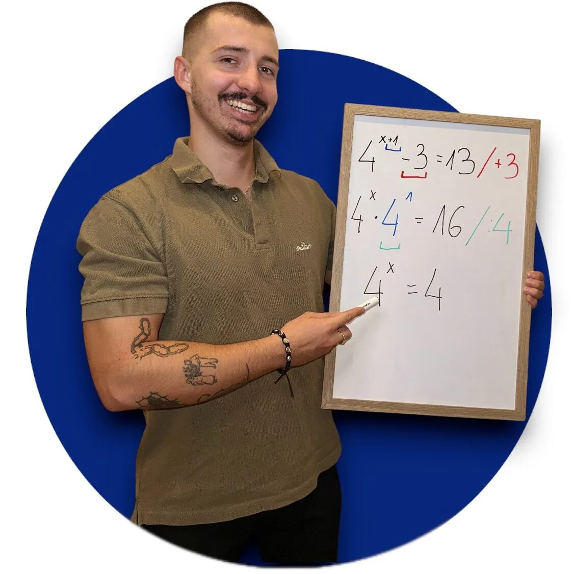 Nauczyciel prowadzący kurs maturalny z matematyki online tłumaczy równanie wykładnicze